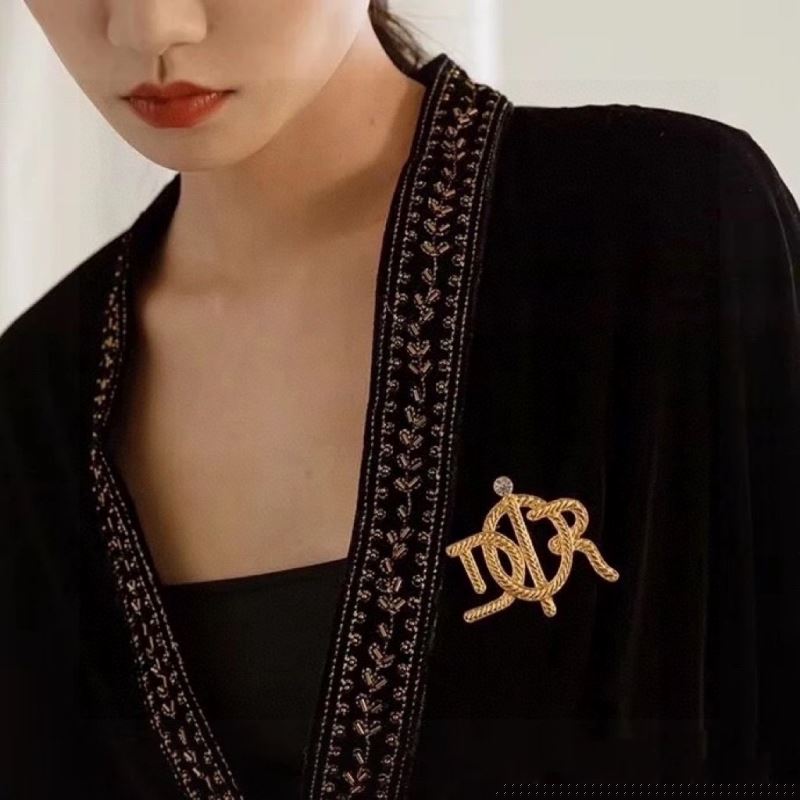 ch**an D*or brooches